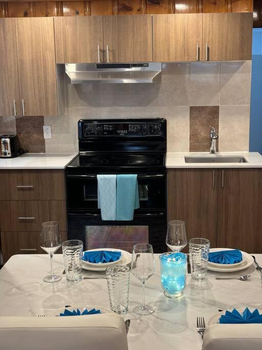 Cozy Spacious Work Friendly Lotus With Garden View High Speed Free Wi Fi And Parking Adjacent To Downtown Монреаль Екстер'єр фото